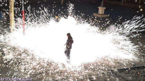 La Plaza Mayor de Mondéjar se convierte en un volcán de pólvora y fervor en la noche más esperada de sus fiestas