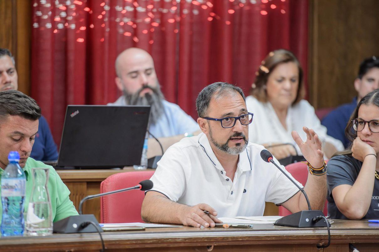VOX exige explicaciones al alcalde de Azuqueca por ampliar poderes y reducir su jornada al mismo tiempo
