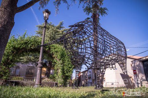 Un vecino de Yunquera regala al pueblo un toro de forja que ya luce en los jardines del Palacio de los Mendoza