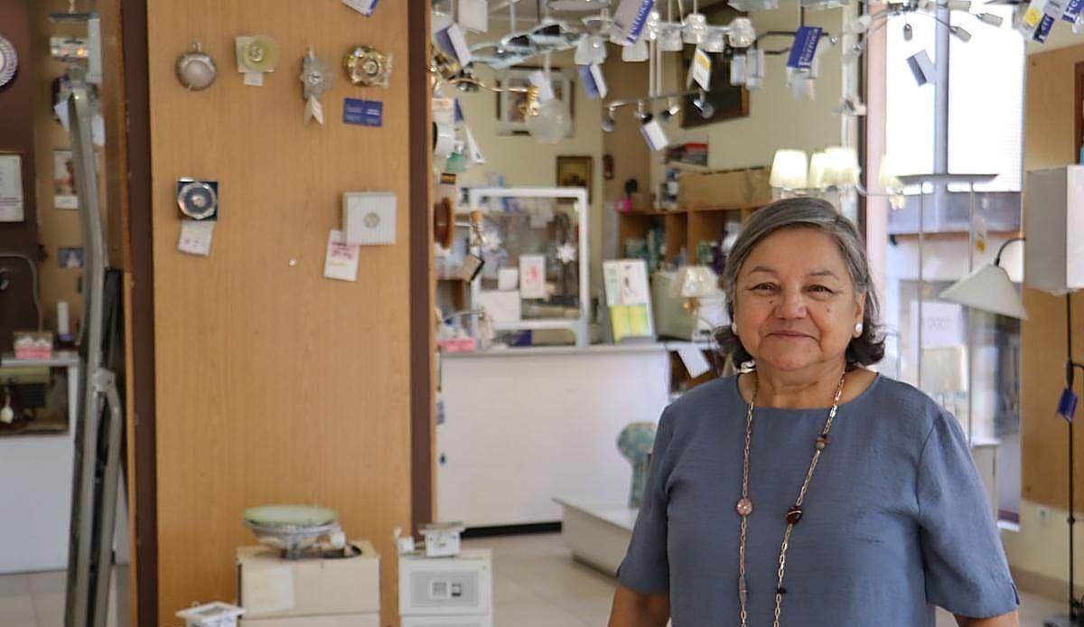 Casi cincuenta años vendiendo luz en León: la tienda de lámparas más querida del barrio de San Pedro echa el cierre