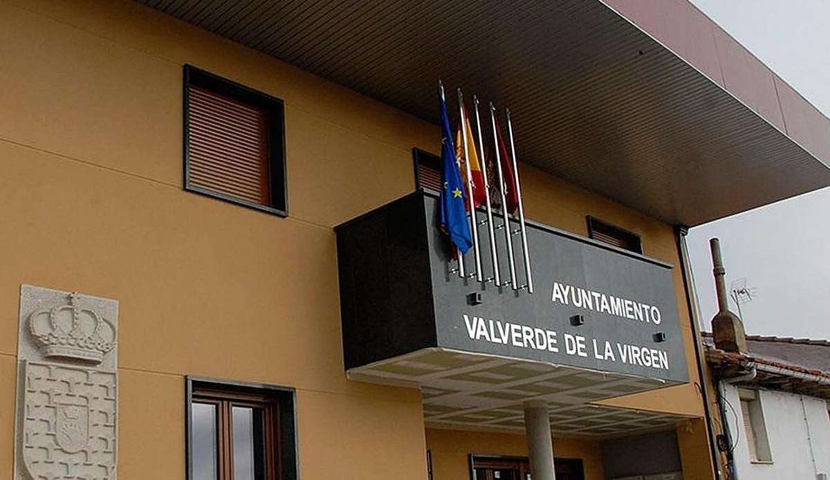 Un militante del PSOE lleva al Procurador del Común al ayuntamiento de Valverde de la Virgen por opacidad y plenos sin grabar