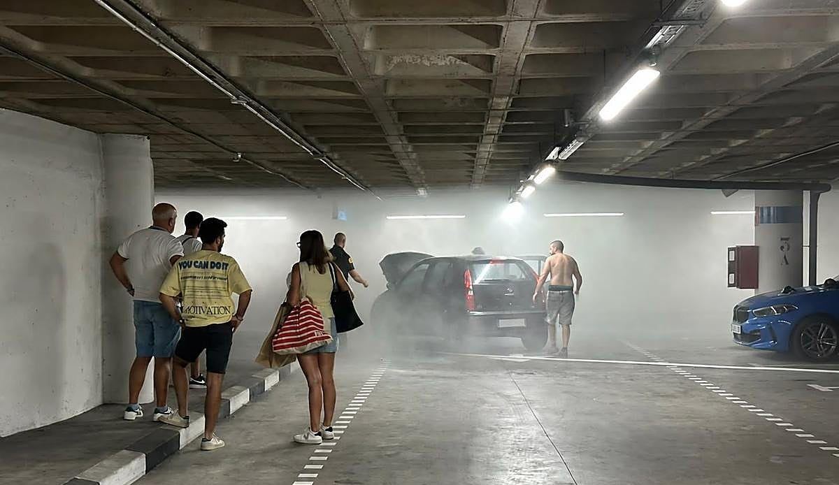 El aparcamiento de Espacio León se llena de humo tras prender fuego un coche este sábado