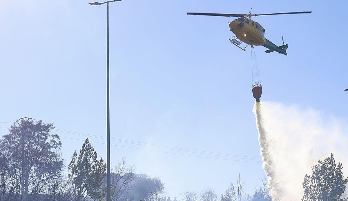 Un incendio presuntamente intencionado en Valdepolo moviliza a nueve medios, incluidos dos helicópteros