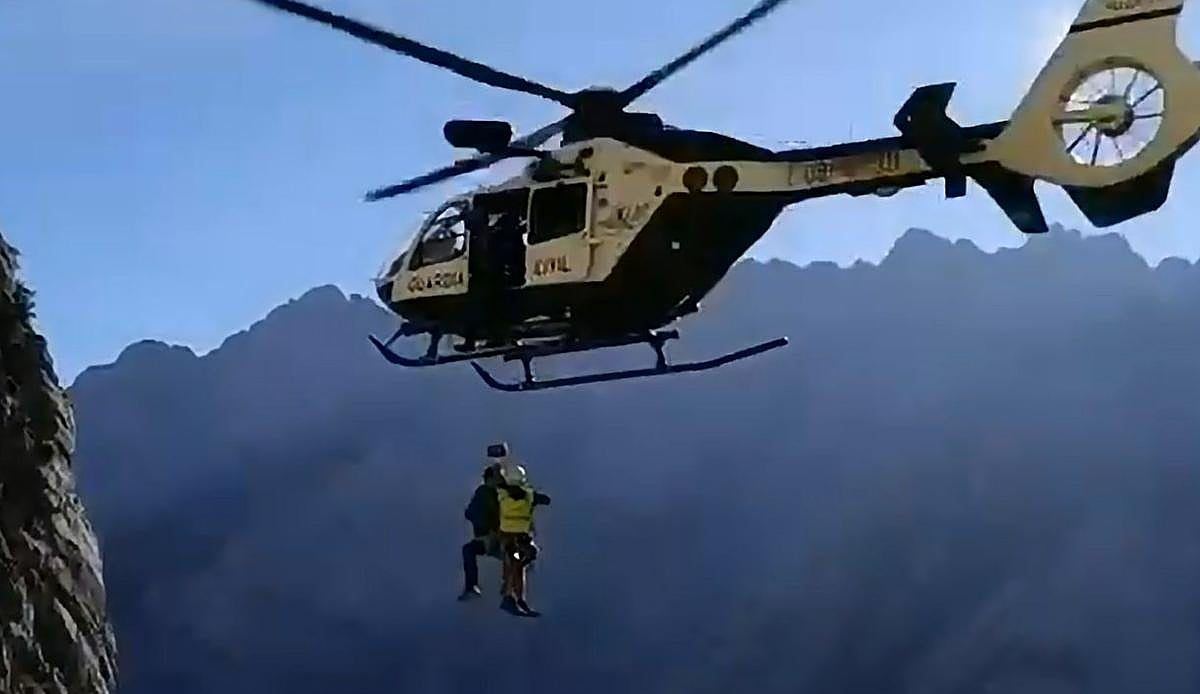 Un excursionista belga pasa la noche atrapado en los Picos de Europa y es rescatado en helicóptero por la Guardia Civil