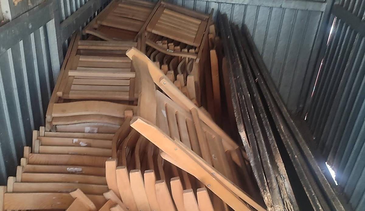 La Lastra sale a la calle con 97 sillas para 600 vecinos: el barrio leonés estalla contra el Ayuntamiento