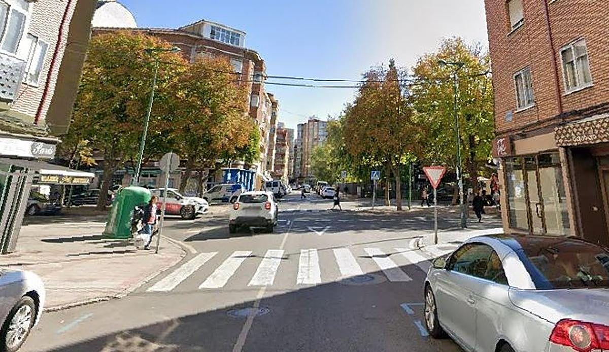 Un turismo atropella a una mujer en la calle Velázquez de León y la deja aturdida en plena mañana