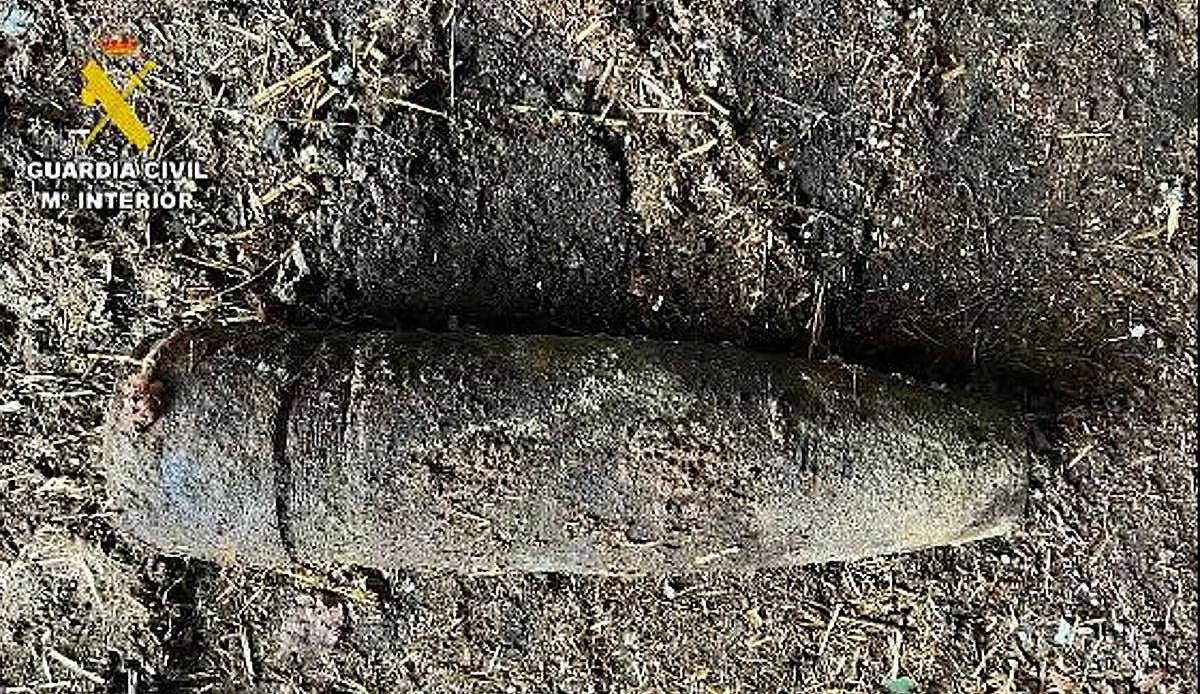 Un proyectil de la Guerra Civil aparece en el patio de una casa en Camponaraya y obliga a actuar a los artificieros