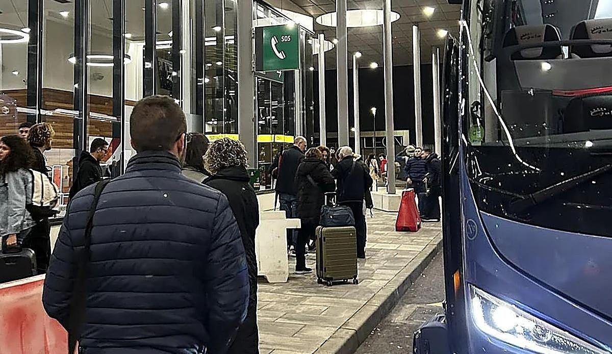 Las obras del tren dejan a los viajeros leoneses sin autobús o con conductores que no conocen ni las rutas