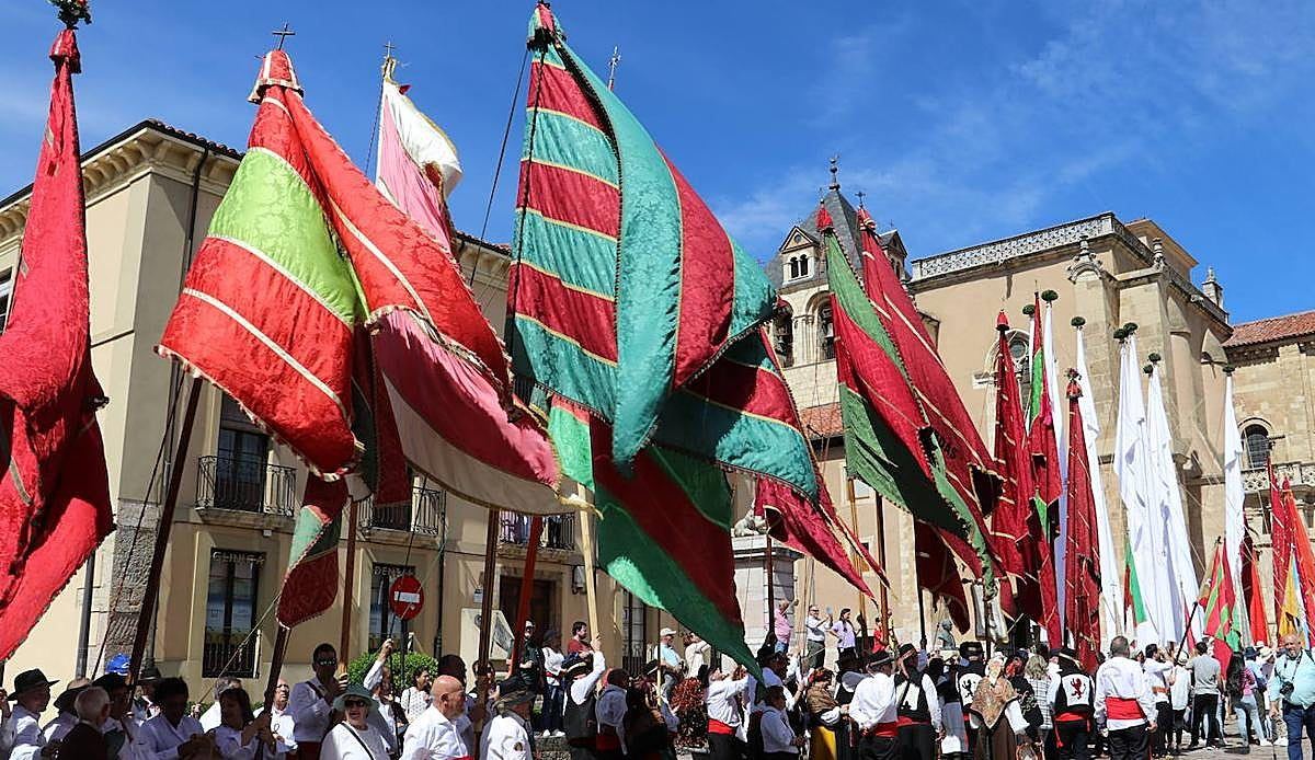 El desfile de pendones de San Froilán queda en el aire tras la ruptura entre la asociación y el Ayuntamiento de León