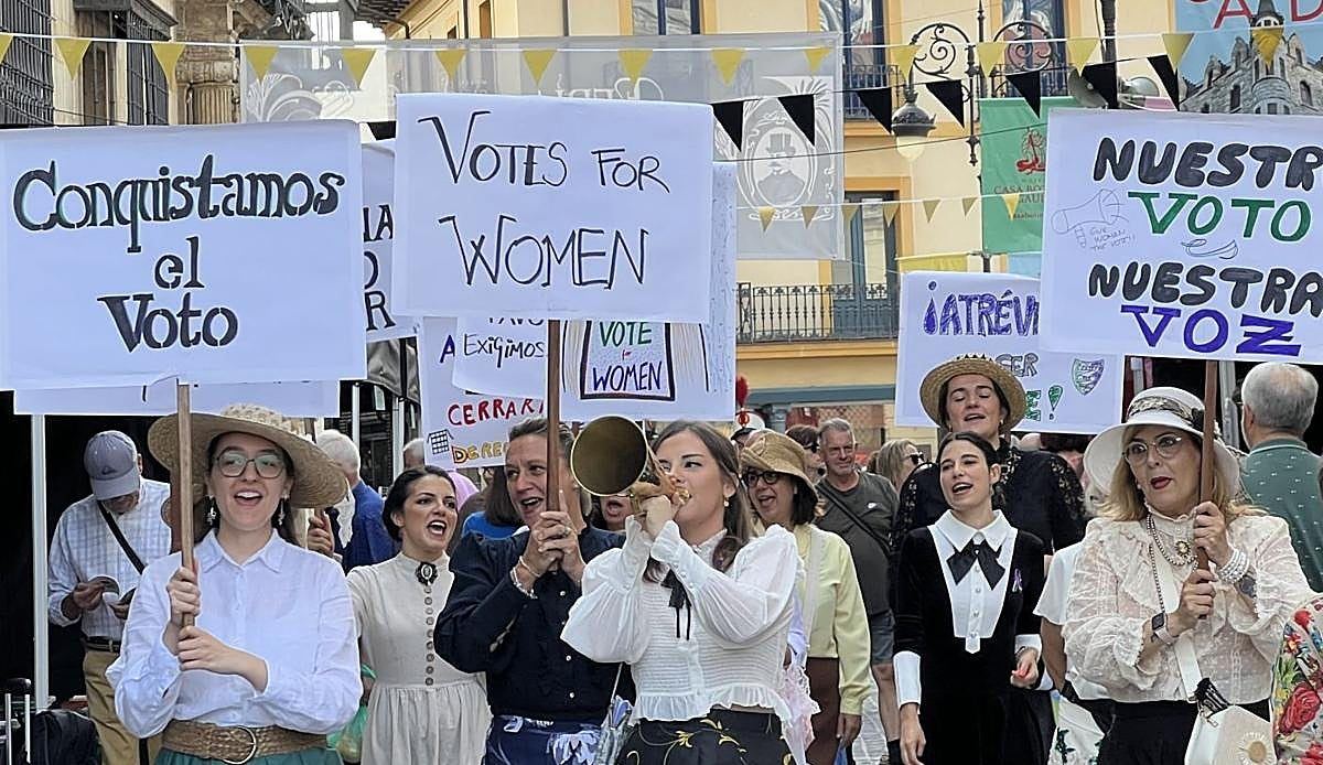 Decenas de mujeres toman las calles de León vestidas de época para revivir la lucha por el sufragio femenino