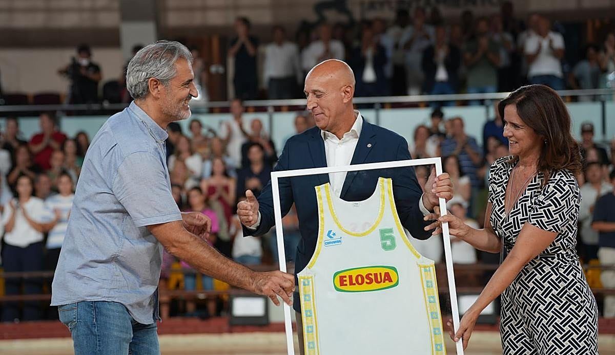 León llena su Palacio para honrar a Urbano González con un partido solidario contra la ELA