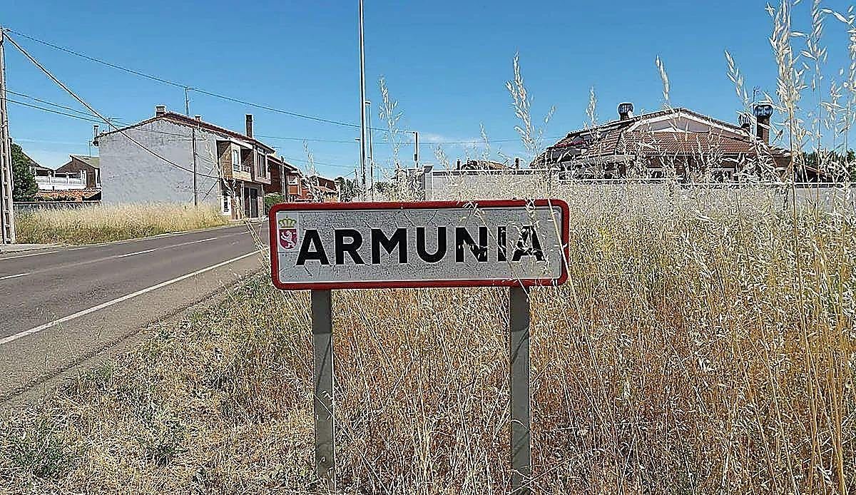 Armunia lleva tres años esperando aceras dignas y el Procurador del Común da la razón a sus vecinos frente al Ayuntamiento de