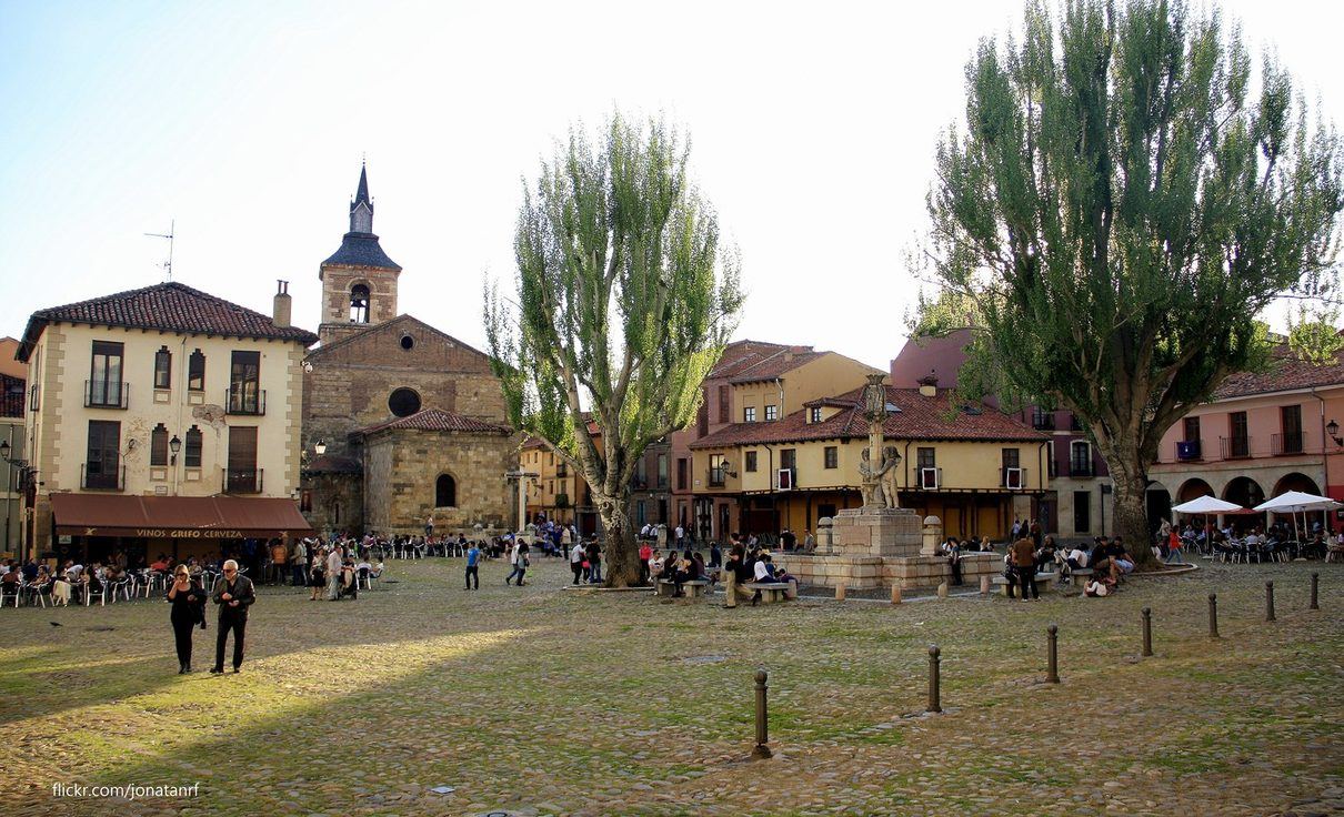 Una doctoranda leonesa devuelve la plaza y la conversación a cuatro pueblos del municipio de Villanueva de las Manzanas