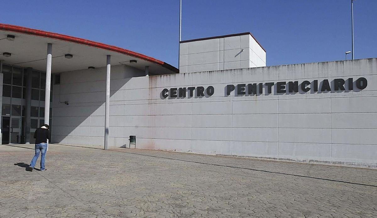 Un preso simula un desmayo en la cárcel de Mansilla y luego ataca a patadas y cabezazos a los funcionarios