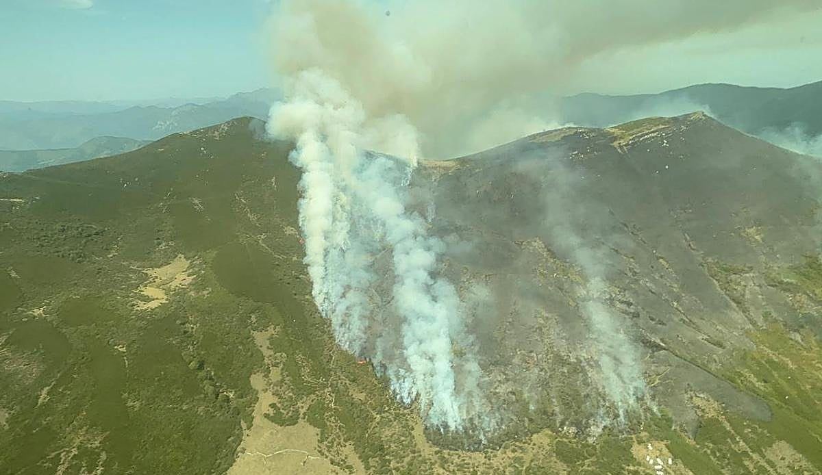 Un incendio forestal en Pendilla de Arbas alcanza el nivel 1 de peligrosidad con casi treinta medios luchando contra las llam