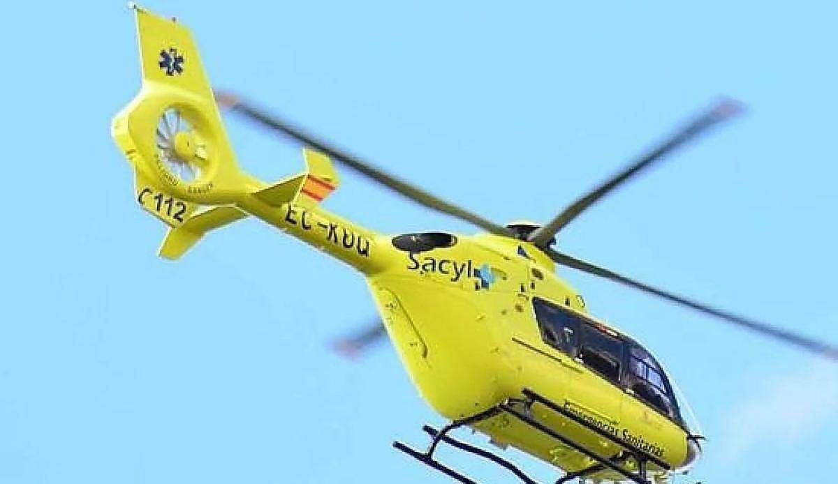 Un helicóptero medicalizado acude al rescate de un motorista herido en la N-621 de Tierras de la Reina
