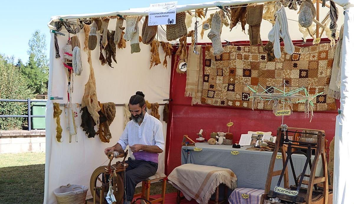 Lorenzana celebra quince ediciones de su feria de artesanía con pendones, oficios tradicionales y paella popular