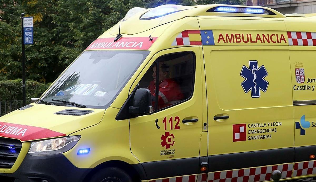 Un hombre de 50 años resulta herido al colisionar su moto con un coche en Villaobispo de las Regueras