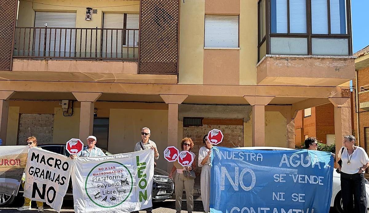 Colectivos leoneses irrumpen en el Gran Concejo de Mansilla para frenar los macroproyectos en la montaña