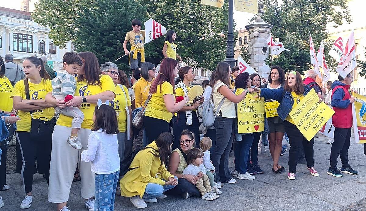 Un centenar de educadoras toman San Marcelo para exigir menos niños por aula en el primer ciclo de infantil