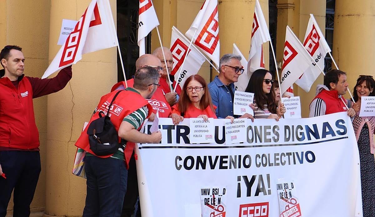 CCOO protesta en la apertura de curso de la ULE y denuncia recortes y convenios sin negociar desde 2007