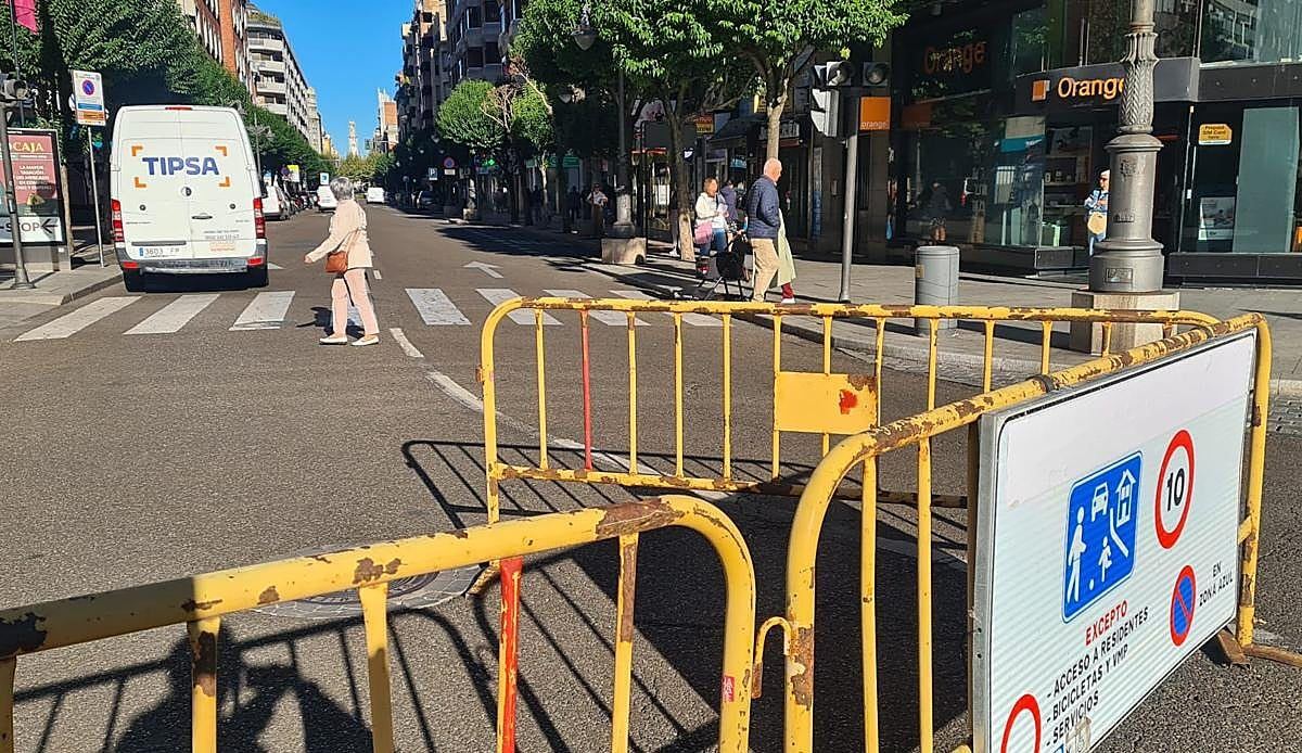 León celebra el Día sin Coche en Gran Vía mientras los conductores ignoran los cortes