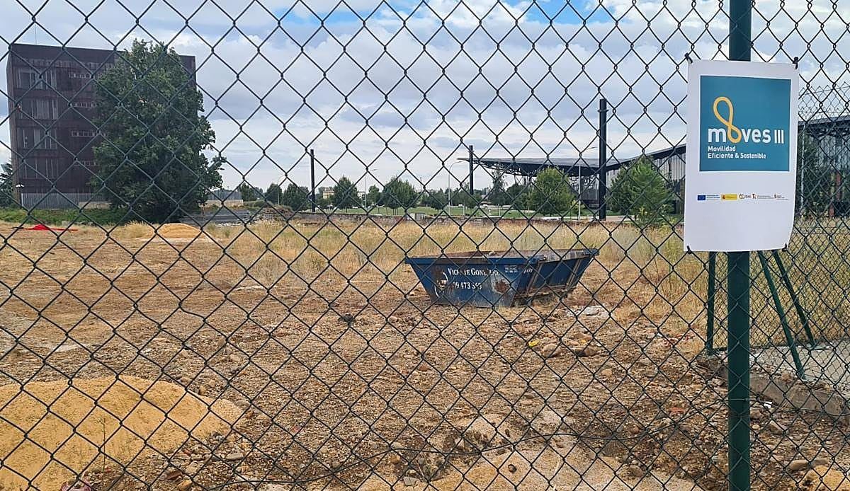 Los solares abandonados junto a la estación de León estrenan por fin vida con puntos de recarga eléctrica