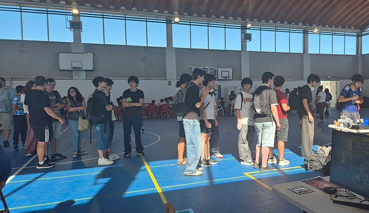 Miles de jóvenes llenan Villaquilambre en una feria que ya es tradición tras el inicio del curso