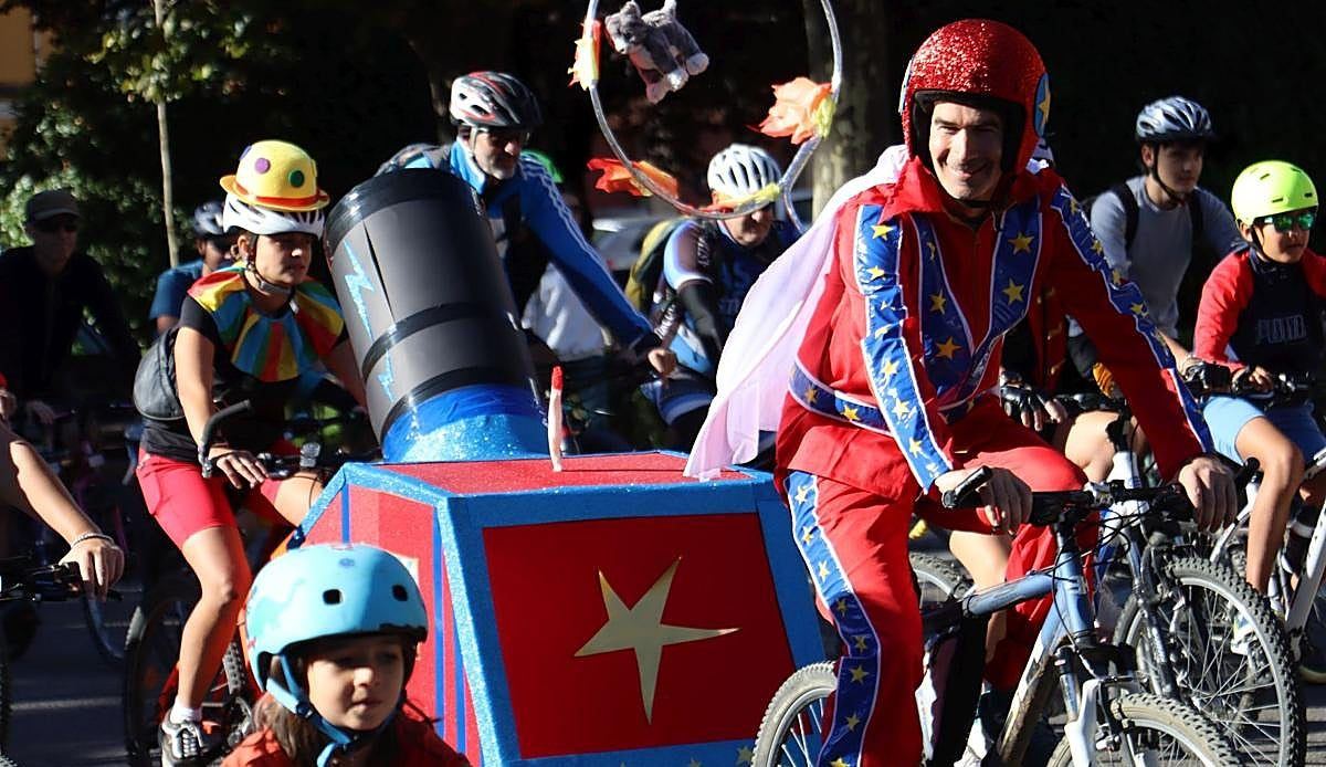 León celebra con miles de ciclistas el trigésimo aniversario de su gran fiesta sobre ruedas