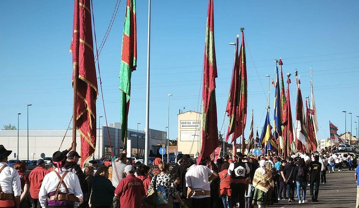 Veinte pueblos leoneses amenazan con desafiar el código de vestimenta del desfile de pendones de San Froilán