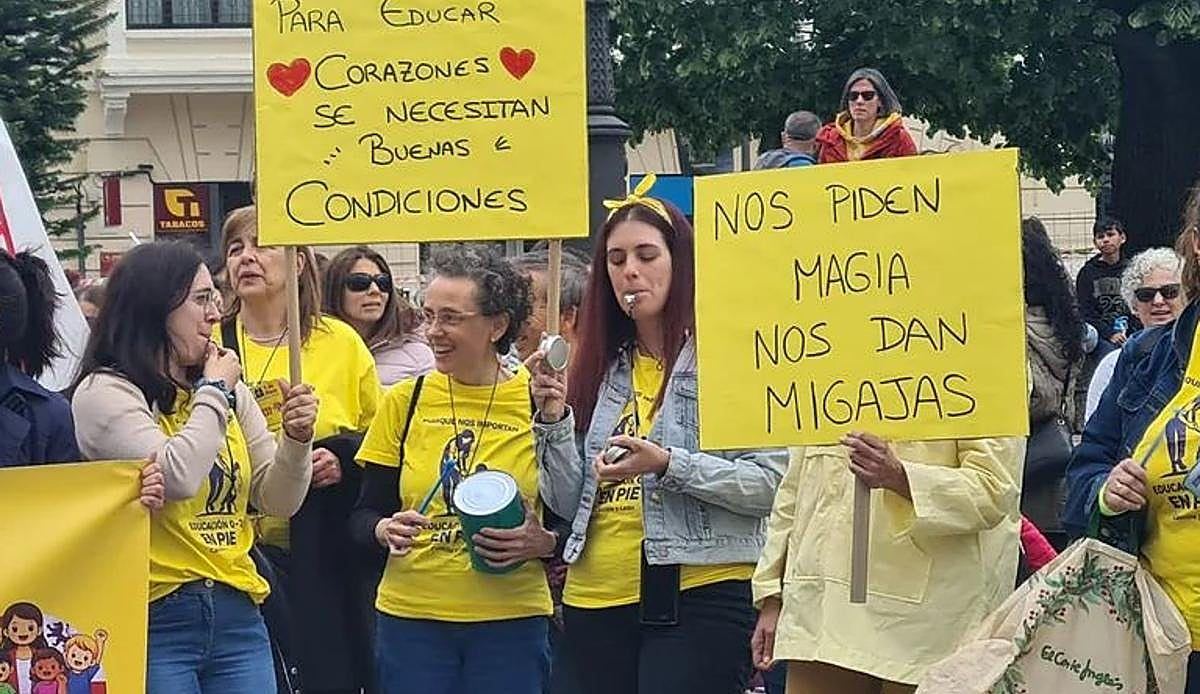 Las educadoras infantiles de León salen a la calle para exigir aulas dignas: "No somos cuidadoras de aparcamiento"