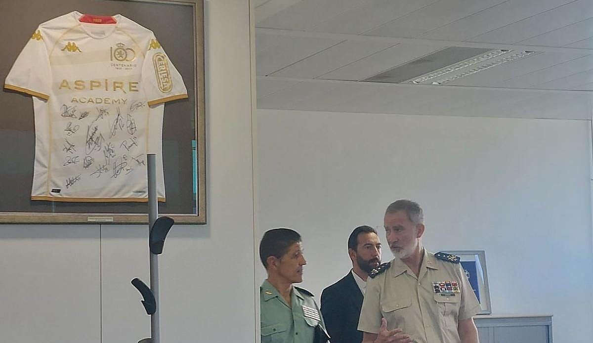 Felipe VI visita la CiberComandancia de León junto a Marlaska en una jornada sin declaraciones ni anuncios