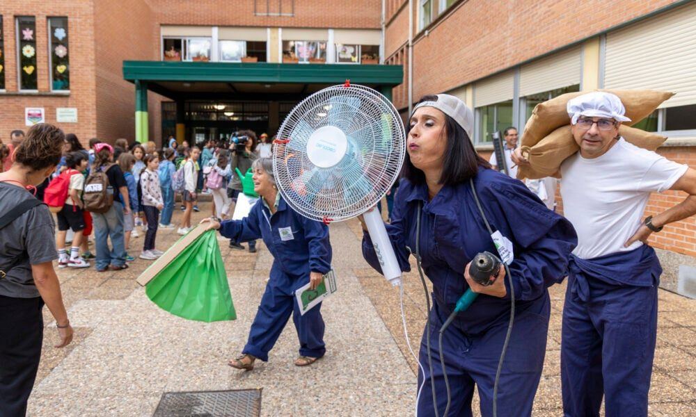 Los profesores del Duquesa de la Victoria reciben el curso disfrazados de instaladores de aire acondicionado