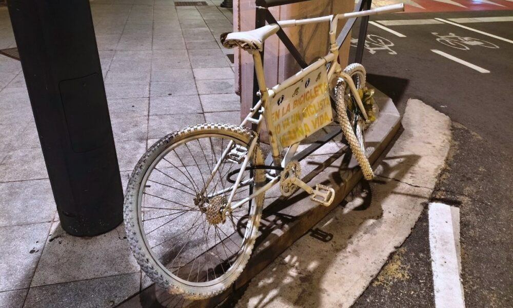 Atacan de nuevo el memorial ciclista de Logroño que recuerda a un profesor atropellado mortalmente en Duquesa de la Victoria