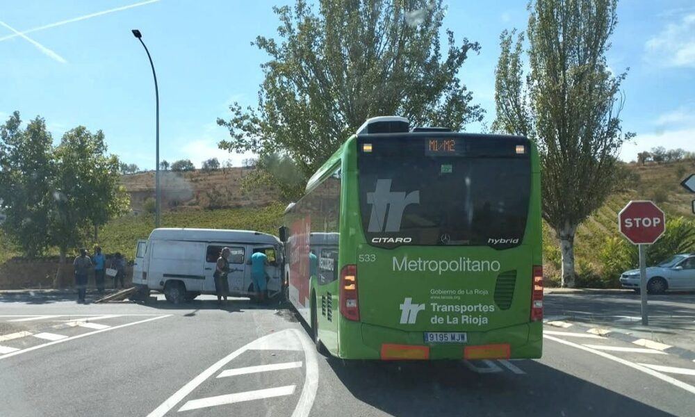 Un atrapado y tres heridos más tras el violento choque entre una furgoneta y un autobús metropolitano en Cenicero