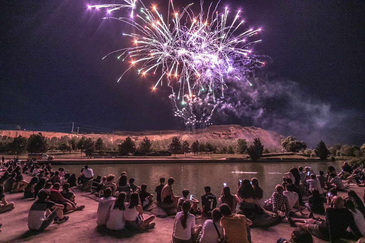 Logroño se vuelca con San Mateo: 40.000 personas llenan el parque de La Ribera en la primera noche de fuegos artificiales