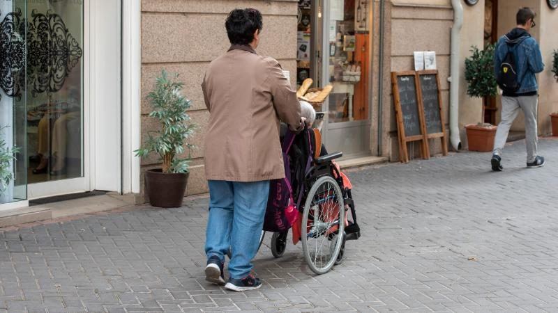 Logroño destina 110.000 euros para que 55 familias puedan pagar el cuidado de sus mayores en casa