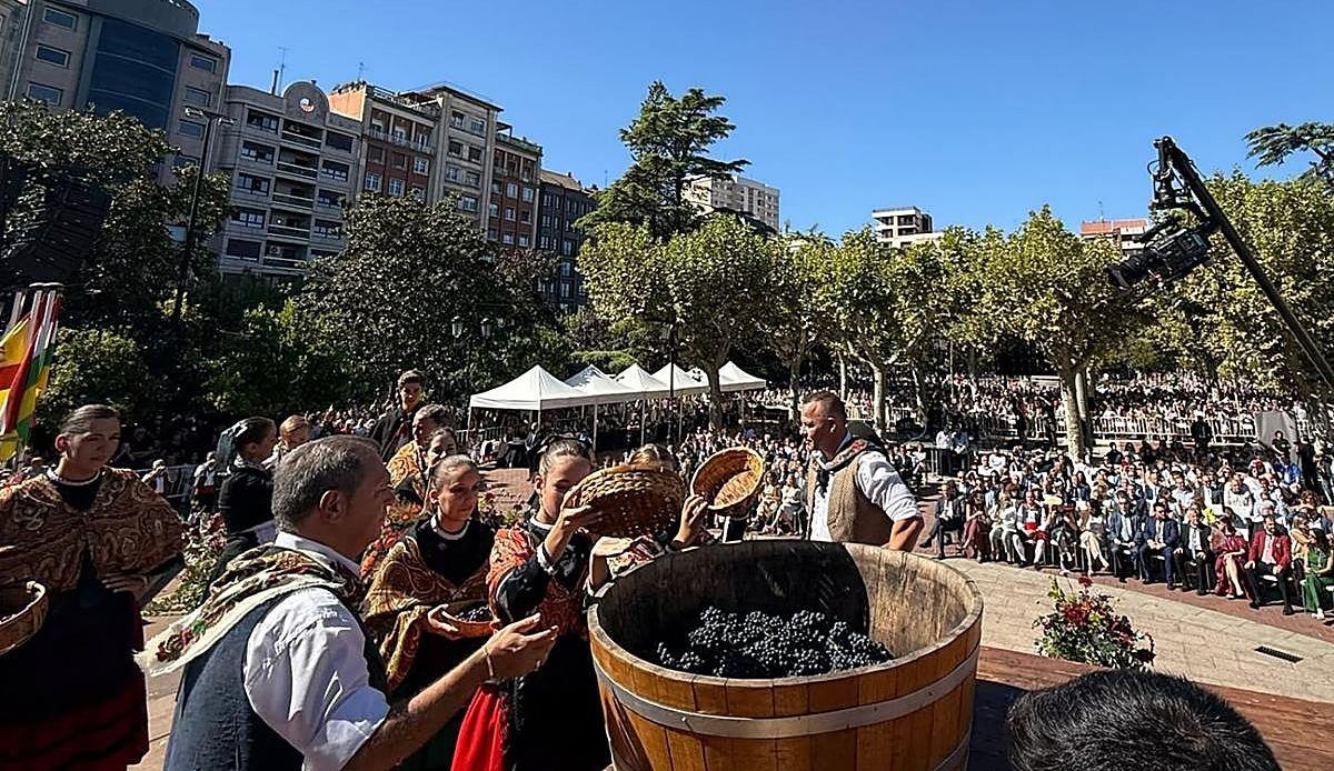 El pisado de la uva recupera El Espolón tras tres años encerrado en el Sagasta