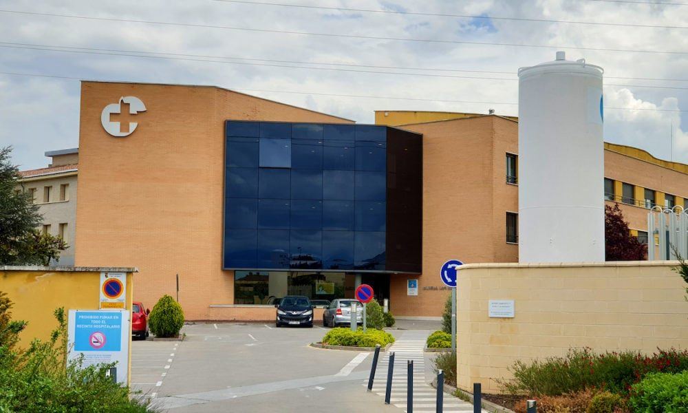 Un turismo que intentaba aparcar atropella a dos peatones en plena calle de Logroño