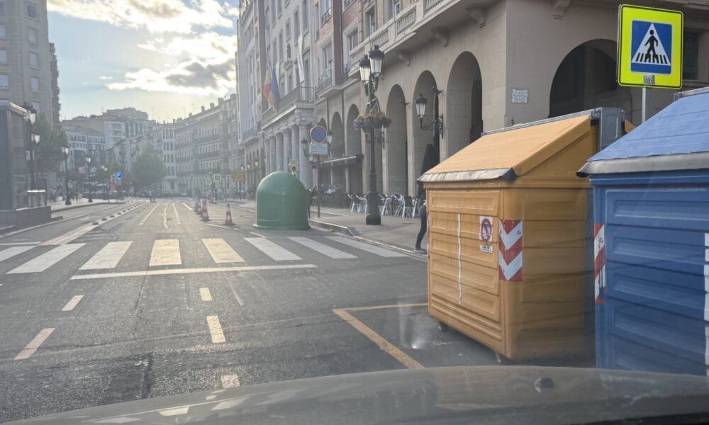 Vecinos de Logroño alertan de que unos contenedores mal ubicados pueden acabar en atropello