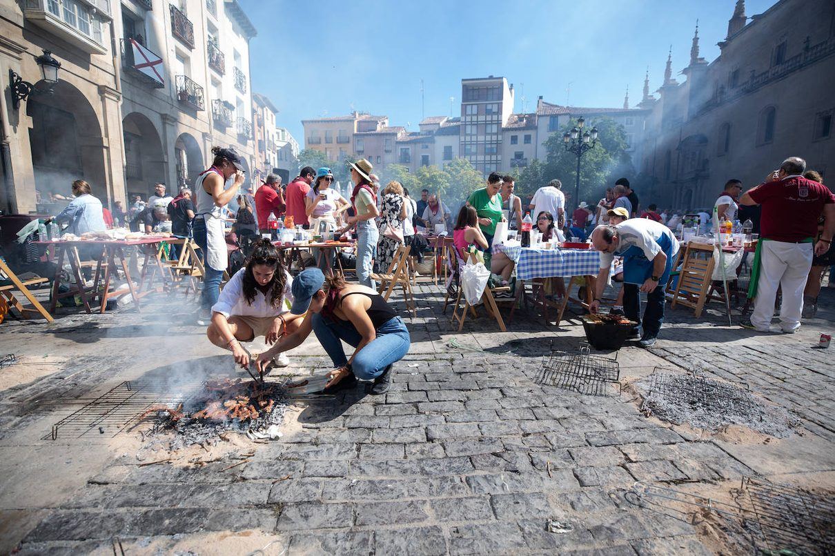 Logroño despierta con hambre de fiesta: las cuadrillas llenan las mesas antes del cohete de San Mateo