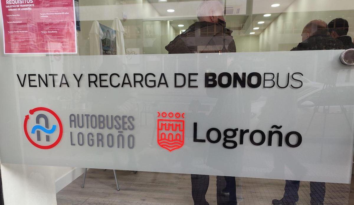 Vecinos de Logroño denuncian que recargar el bonobús obliga a hacer cola bajo el sol sin ningún tipo de protección