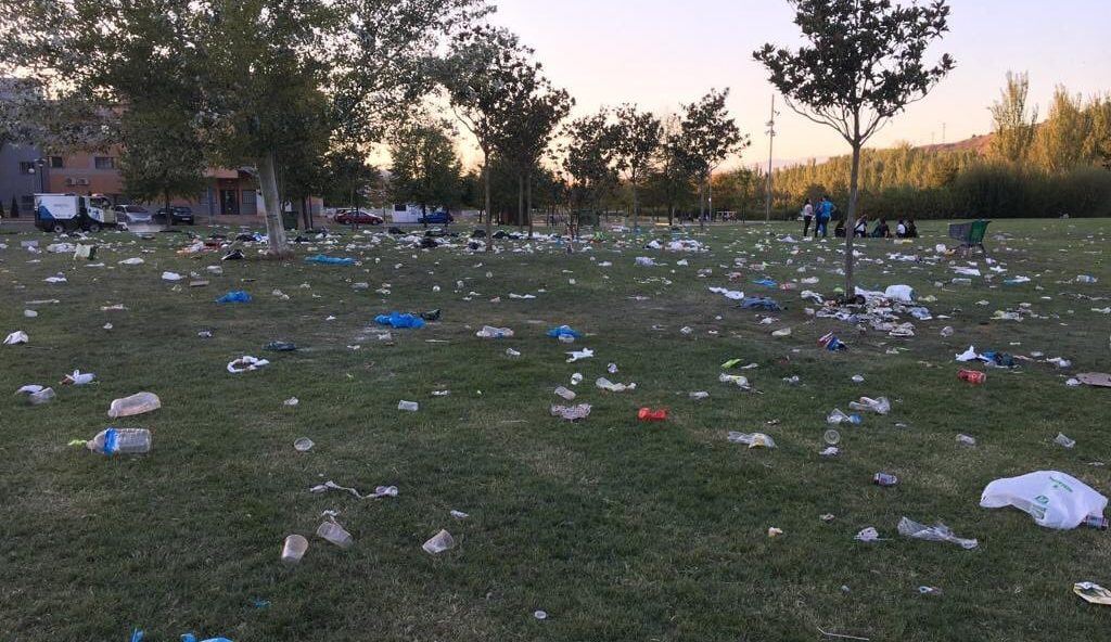 Las novatadas universitarias dejan el Parque del Ebro de Logroño cubierto de huevos y harina