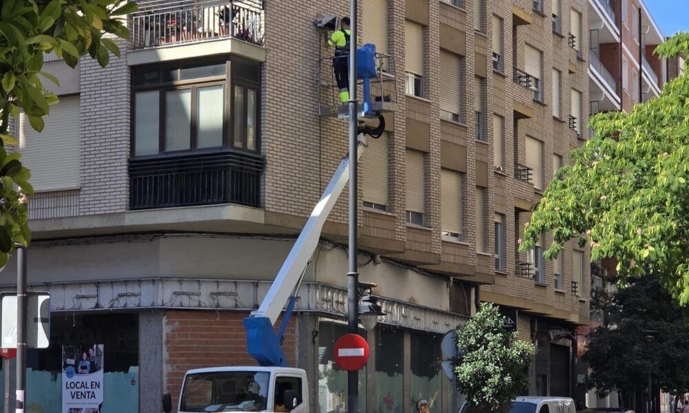 Vecinos de Calvo Sotelo denuncian que los focos de la calle les llenan las casas de mosquitos cada noche