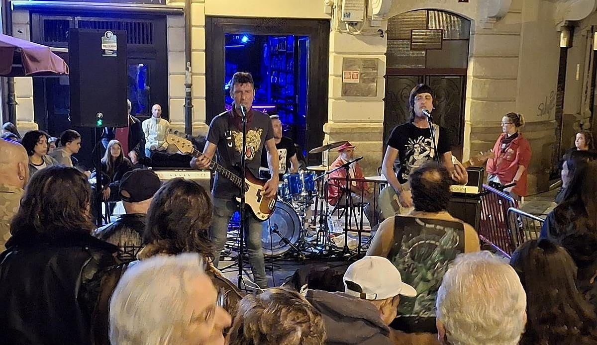 La peña Rondalosa llena El Revellín de rock riojano para celebrar medio siglo de historia