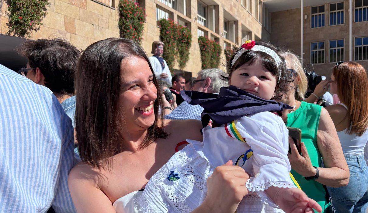 Trescientos cinco bebés y niños reciben su primer pañuelo de San Mateo en la Plaza del Ayuntamiento de Logroño