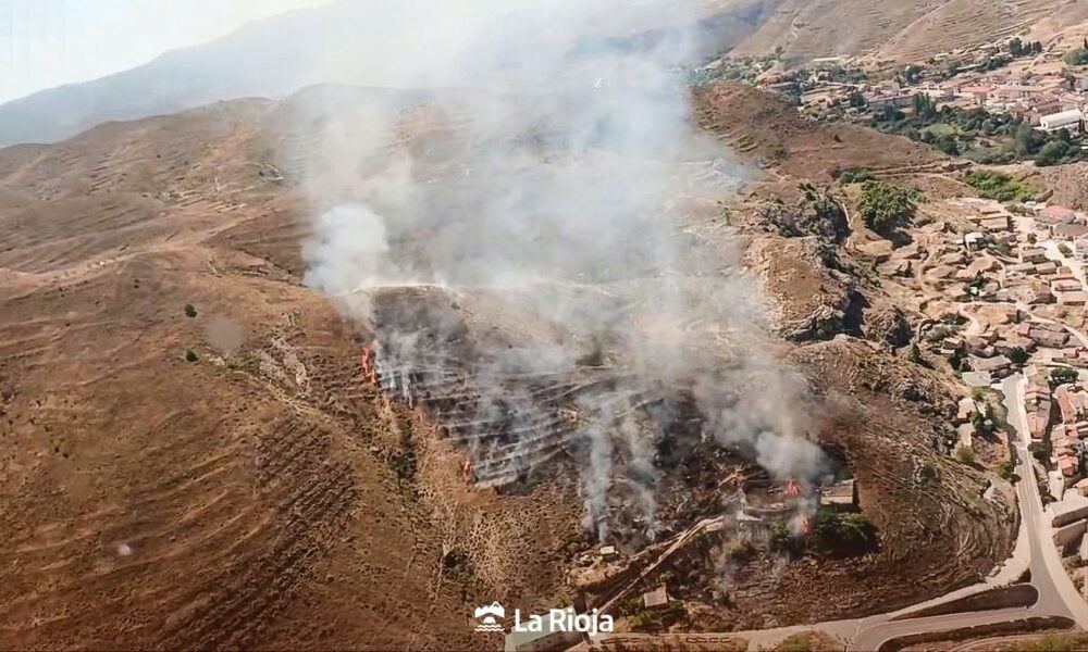 Las llamas arrasan diez hectáreas en Cervera del Río Alhama en un incendio que moviliza tierra y aire