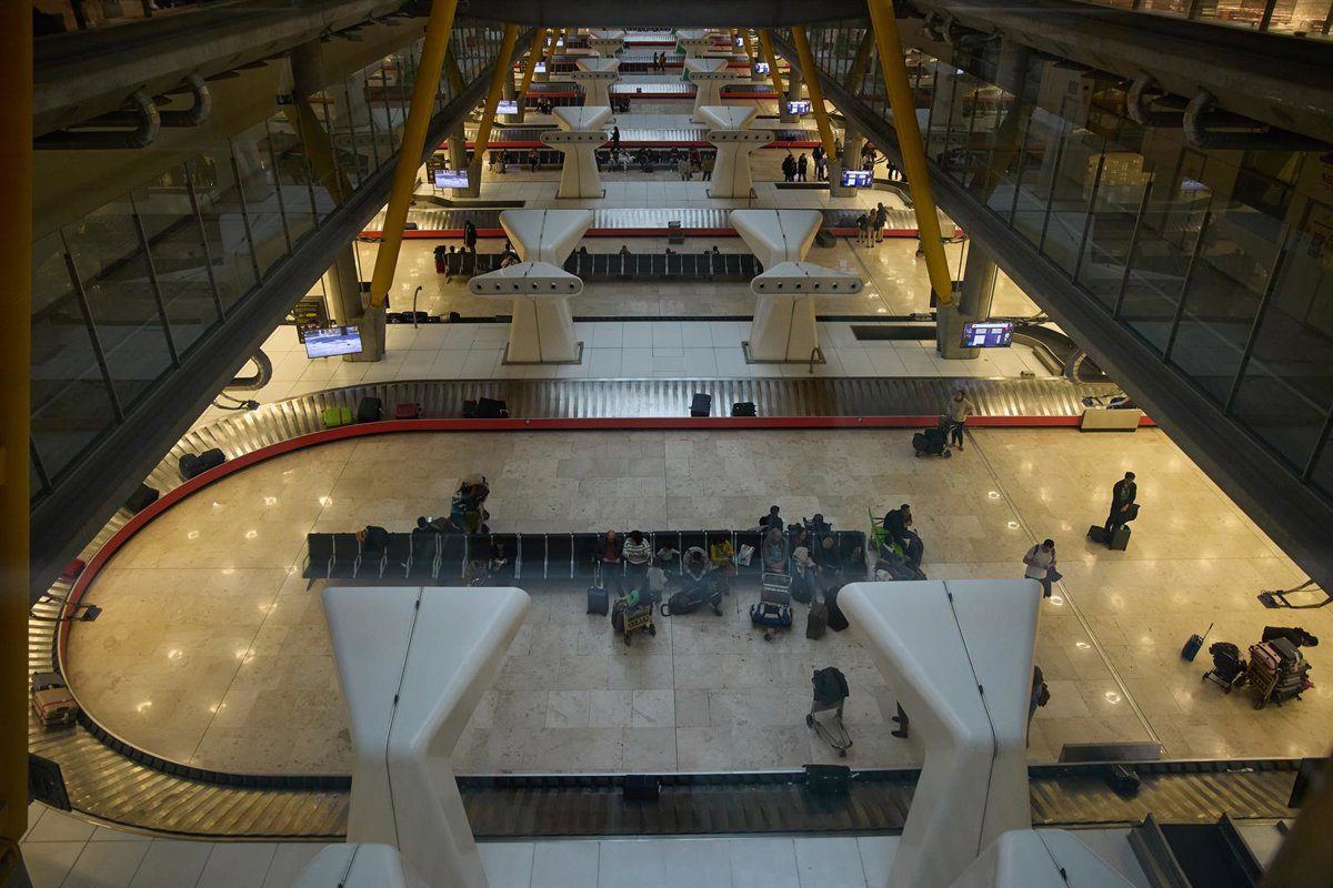 Menores para sacar las maletas y adultos para reclamarlas: desmantelada en Barajas la red que se embolsó 90.000 euros