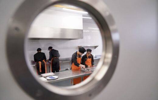 Madrid abre sus escuelas de empleo este otoño con cursos gratuitos de cocina, fibra óptica y energías renovables