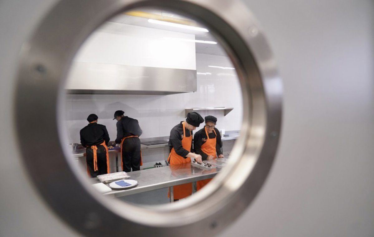 Madrid abre sus escuelas de empleo este otoño con cursos gratuitos de cocina, fibra óptica y energías renovables